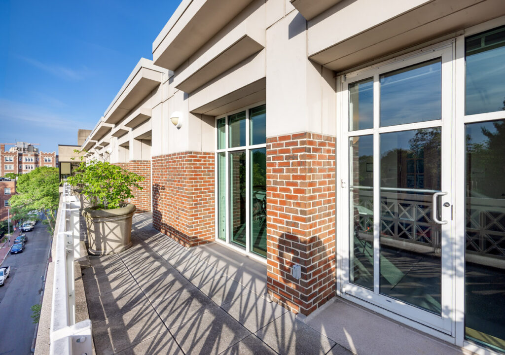 125 Mnt Auburn St Balcony