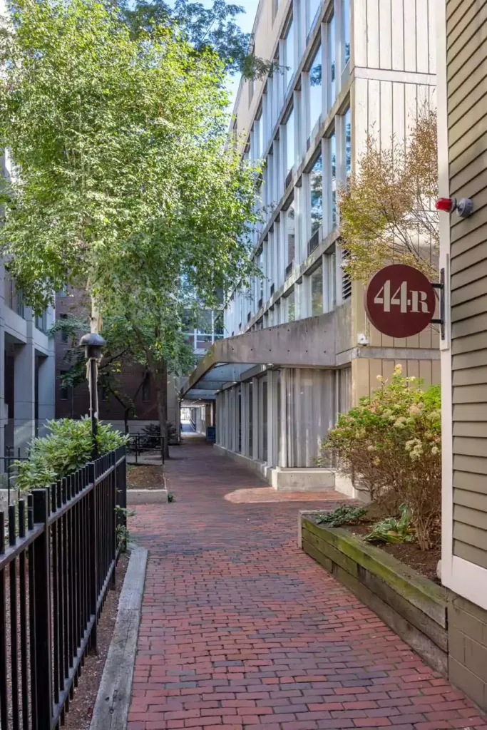 Entrance to 44 R Brattle Street building